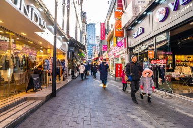 Seoul, Güney Kore 10 Aralık 2018: Myeong dong piyasasıdır popüler bir yer ve yiyecek bir şeyler bulmak alışveriş ve turistik bölgesi
