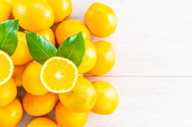 Ahşap masa - sağlıklı gıda kavramı üzerinde taze portakal meyve