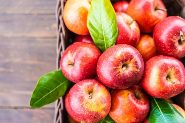 Beaucoup Pommes Rouges Dans Panier Marron Sur Table — Photo