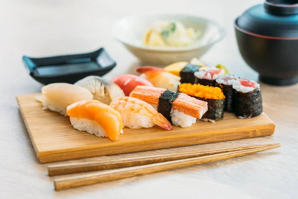 Camarão Casca Atum Salmão Outro Maki Sushi Carne Bandeja Madeira — Fotografia de Stock