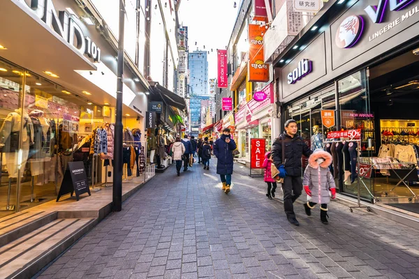 Seoul, Güney Kore 10 Aralık 2018: Myeong dong piyasasıdır popüler bir yer ve yiyecek bir şeyler bulmak alışveriş ve turistik bölgesi