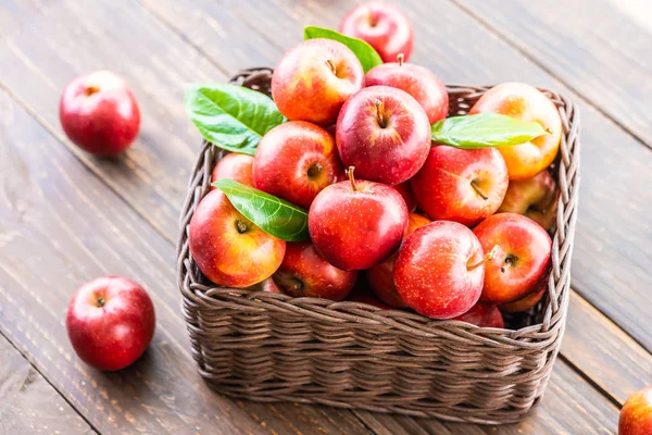 Monte Fruta Maçã Vermelha Cesta Marrom Mesa — Fotografia de Stock