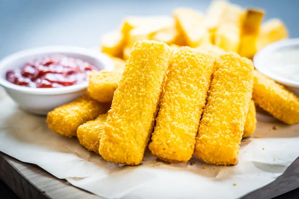 Ujj Hal Sült Krumpli Vagy Chips Paradicsommártással Majonéz Ketchup Vágódeszka — Stock Fotó