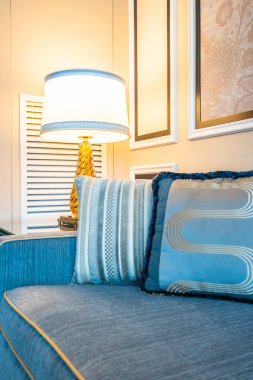 Yastık ve kanepe oturma odası iç dekorasyonu ile tablo tarafında ışık lamba