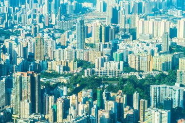 Hong Kong şehrinin güzel mimari binası mavi gökyüzünde ufuk çizgisi.