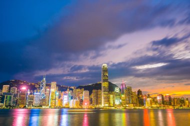 Bina Cityscape hong kong şehir manzarası içinde twilight ve gece güzel mimari