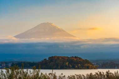 Dağ fuji akçaağaç yaprağı ağaç göl günbatımı zaman Yamanashi Japonya sonbahar sezonu ile güzel manzara