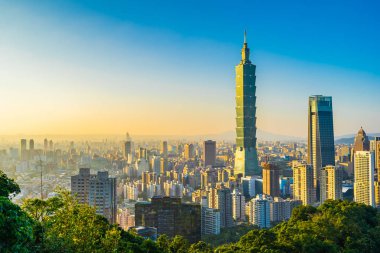 Taipei 101 binasının ve mimarisinin güzel manzarası ve manzarası Tayvan 'da mavimsi ve beyaz bulutlarla gökyüzüne yükseliyor.