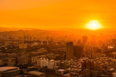 Taipei şehrinin güzel mimarisi Tayvan 'da gün batımında gökyüzüne yükseliyor.