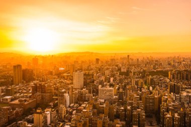 Taipei şehrinin güzel mimarisi Tayvan 'da gün batımında gökyüzüne yükseliyor.