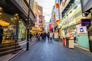 Seoul, Güney Kore 10 Aralık 2018: Myeong dong piyasasıdır popüler bir yer ve yiyecek bir şeyler bulmak alışveriş ve turistik bölgesi