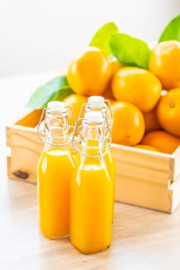 Şişe cam ahşap masa - sağlıklı gıda kavramı üzerinde içki için taze portakal suyu