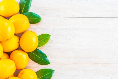 Ahşap masa - sağlıklı gıda kavramı üzerinde taze portakal meyve