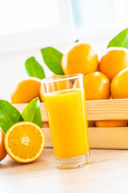 Cam ahşap masa - sağlıklı gıda kavramı üzerinde içki için taze portakal suyu