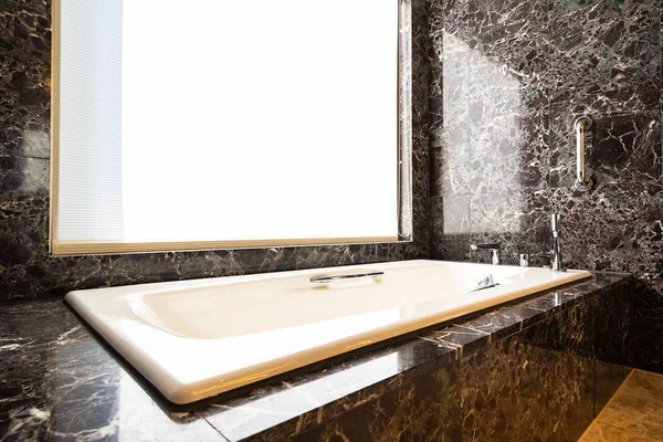 美丽的豪华白色浴缸放松和水疗在浴室内部 — 图库照片