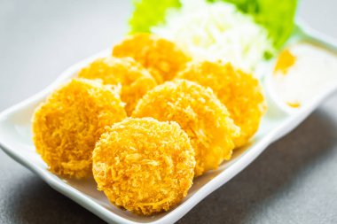 Derin kızarmış gevrek karides veya karides pasta beyaz plaka - Tay gıda tarzı sebze ve tatlı sos ile