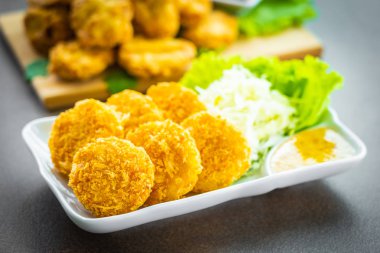 Derin kızarmış gevrek karides veya karides pasta beyaz plaka - Tay gıda tarzı sebze ve tatlı sos ile