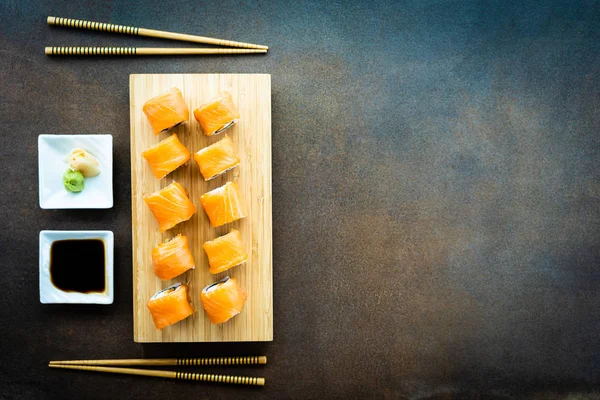 サーモンのわさびと醤油 和食スタイル木製プレートに肉寿司ロール巻 — ストック写真