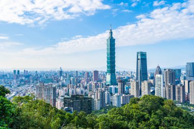 Taipei 101 binasının ve mimarisinin güzel manzarası ve manzarası Tayvan 'da mavimsi ve beyaz bulutlarla gökyüzüne yükseliyor.