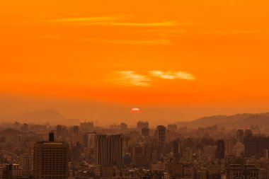 Taipei şehrinin güzel mimarisi Tayvan 'da gün batımında gökyüzüne yükseliyor.