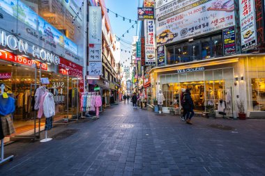Seoul, Güney Kore 10 Aralık 2018: Myeong dong piyasasıdır popüler bir yer ve yiyecek bir şeyler bulmak alışveriş ve turistik bölgesi