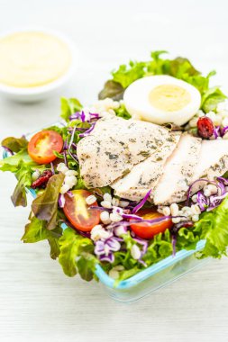 Izgara tavuk eti göğüs ile taze sebze salatası - sağlıklı gıda tarzı