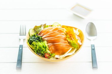 Ham taze somon balık et sashimi sebze salata ve sos - Japonca ve sağlıklı gıda kavramı