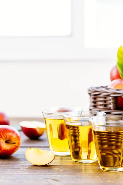 Apples Juice Glass Red Apple Basket Healthy Food Drinking Concept — Stock Photo, Image