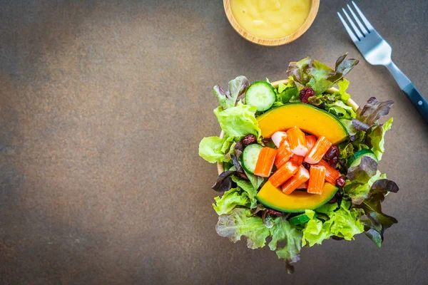 Caranguejo Enfia Carne Com Salada Legumes Frescos Tigela Madeira Com — Fotografia de Stock