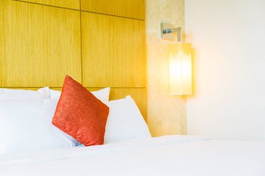 Otel yatak odası iç dekorasyonda yatak beyaz rahat yastık