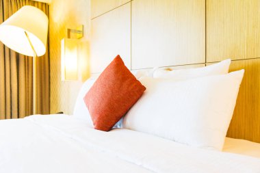 Otel yatak odası iç dekorasyonda yatak beyaz rahat yastık