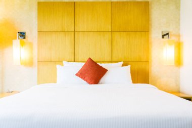 Otel yatak odası iç dekorasyonda yatak beyaz rahat yastık