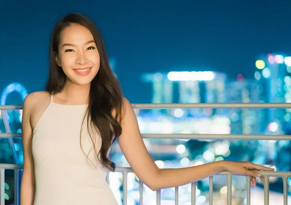 Mooie Aziatische Vrouwen Glimlach Gelukkig Met Uitzicht Stad Singapore Nachts — Stockfoto