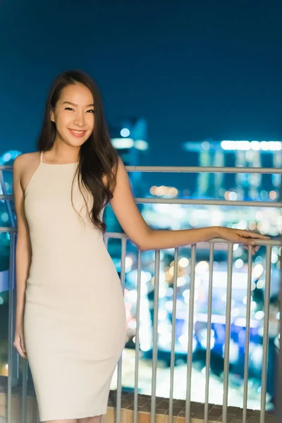 Güzel Asyalı Kadınlar Gülümseme Mutlu Gece Singapur Şehir Manzaralı — Stok fotoğraf
