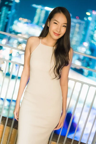 Belles Femmes Asiatiques Sourire Heureux Avec Singapore Vue Sur Ville — Photo