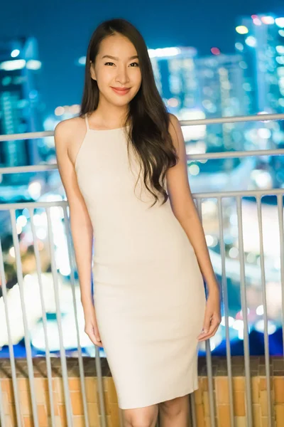 Belles Femmes Asiatiques Sourire Heureux Avec Singapore Vue Sur Ville — Photo