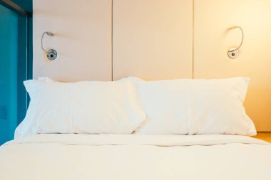 Otel yatak odası iç dekorasyonda yatak beyaz rahat yastık