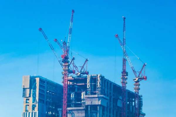 Kraan Bouwplaats Gebouw Van Buitenkant Met Blauwe Lucht — Stockfoto