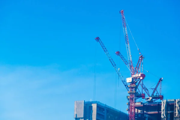 Kraan Bouwplaats Gebouw Van Buitenkant Met Blauwe Lucht — Stockfoto