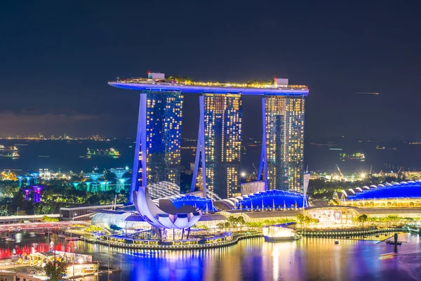 夕暮れと夜の時に美しい建築シンガポール市街のスカイラインのエクステリア — ストック写真