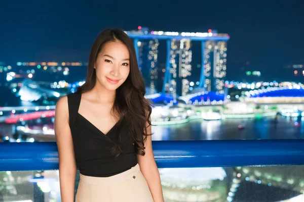 Krásné Asijské Ženy Úsměv Radost Výhledem Město Singapur Noci — Stock fotografie