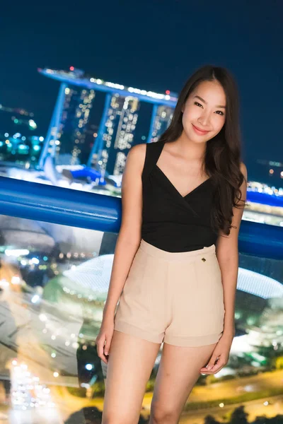 Güzel Asyalı Kadınlar Gülümseme Mutlu Gece Singapur Şehir Manzaralı — Stok fotoğraf