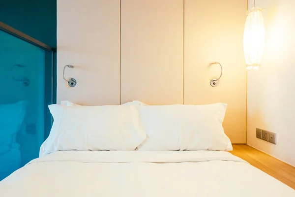 Weißes Bequemes Kissen Auf Bettdekoration Hotelbett — Stockfoto