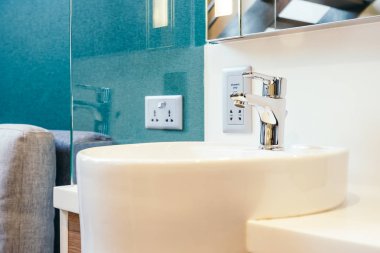 Beyaz lavabo ve musluk banyo iç dekorasyonda