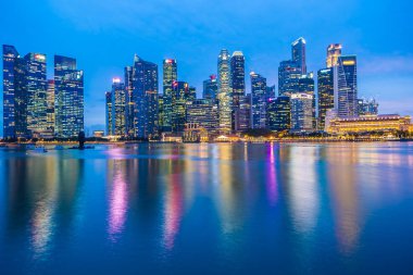 Singapur - 18 Ocak 2019: twilight ve gece zaman Simgesel Yapı dış şehir manzarası içinde bina güzel mimari