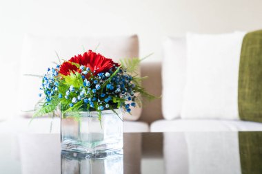 Vazo çiçek masada oturma odası dekorasyon iç kanepe yastık ile