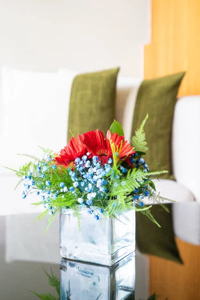 リビング ルームのソファの装飾インテリアの上に枕とテーブルの上の花瓶花 — ストック写真
