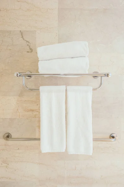 Toalha Branca Interior Banheiro — Fotografia de Stock
