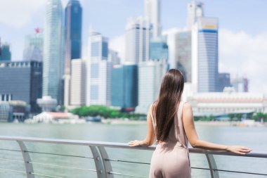 Güzel Asyalı kadın gülümseme ve mutlu Singapur şehirde seyahat etmek