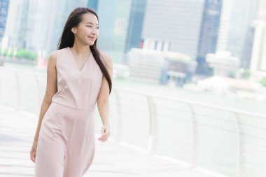 Güzel Asyalı kadın gülümseme ve mutlu Singapur şehirde seyahat etmek